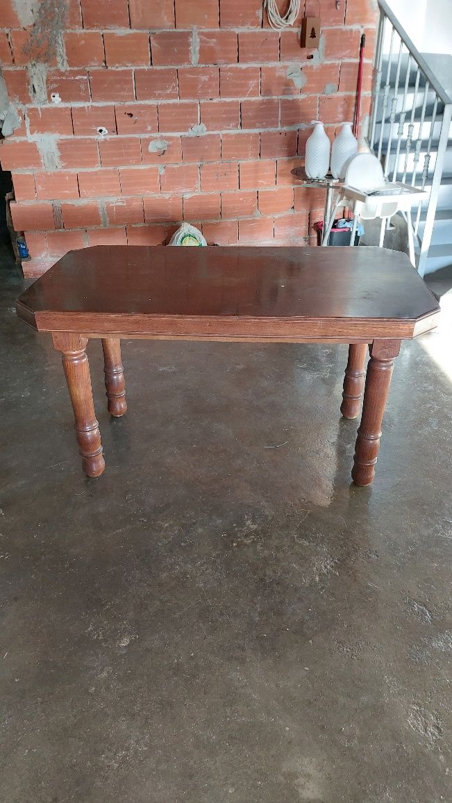 1 mesa de cozinha em madeira.