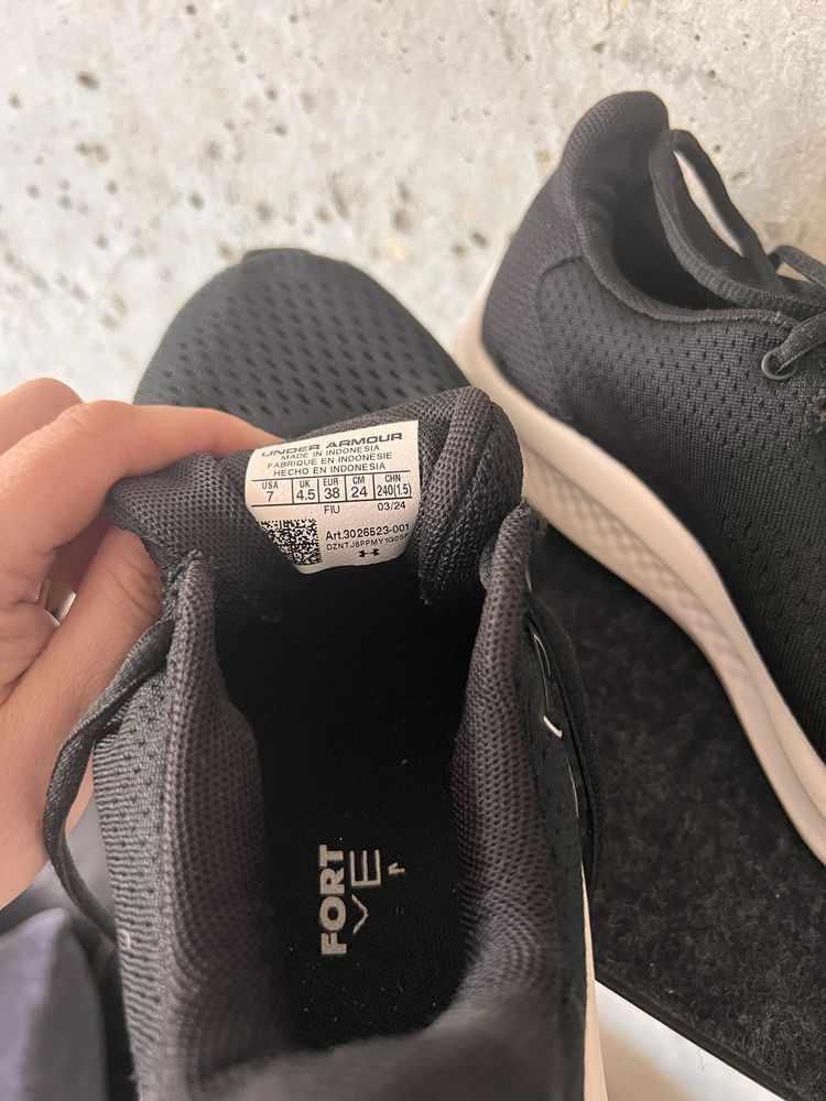 Buty sneakersy do biegania Under Armour jak nowe rozmiar 38