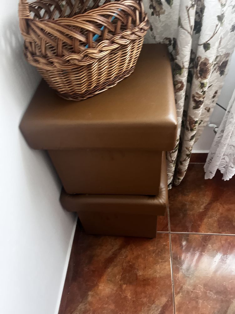 Komplet dwie pufy z pojemnikiem