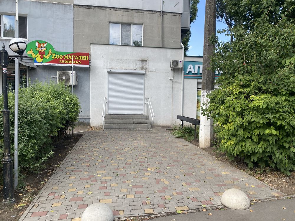 Небольшое фасадное помещение на перекрестке Космонавтов/Ген Петрова
