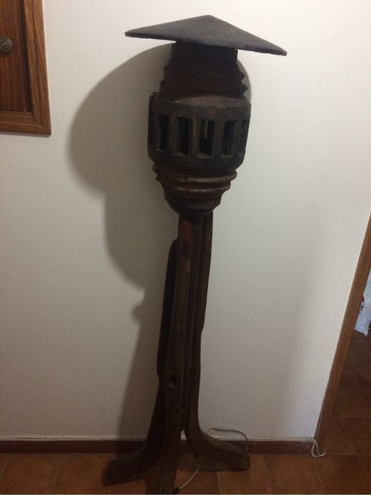 Candeeiro rústico de pé alto