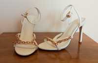 Białe sandałki na szpilce z ozdobnym łańcuszkiem Jenny Fairy
