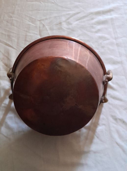 Bacia antiga em cobre