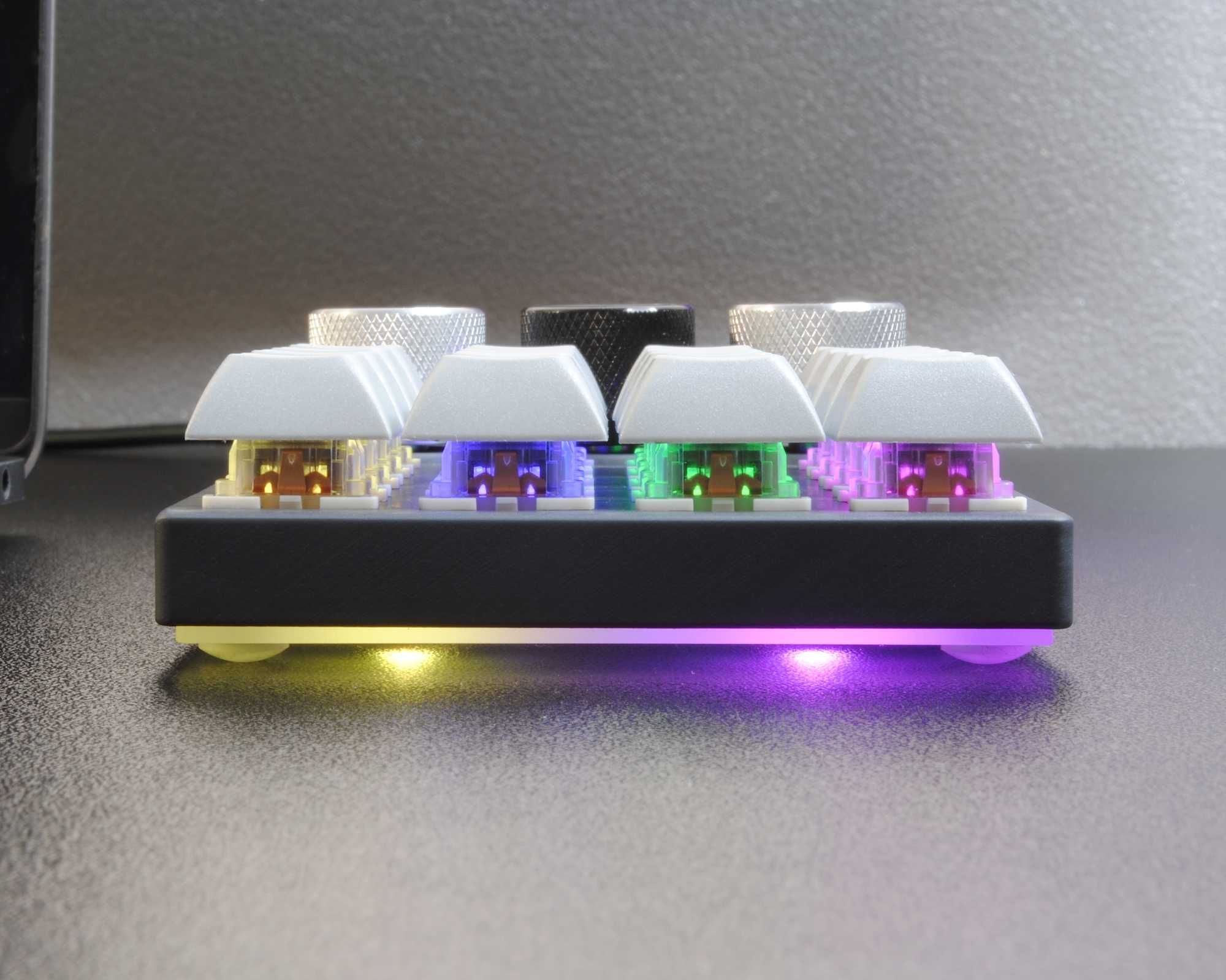 Макропад M-ONE з механічними свічами, RGB підсвіткою і крутилками