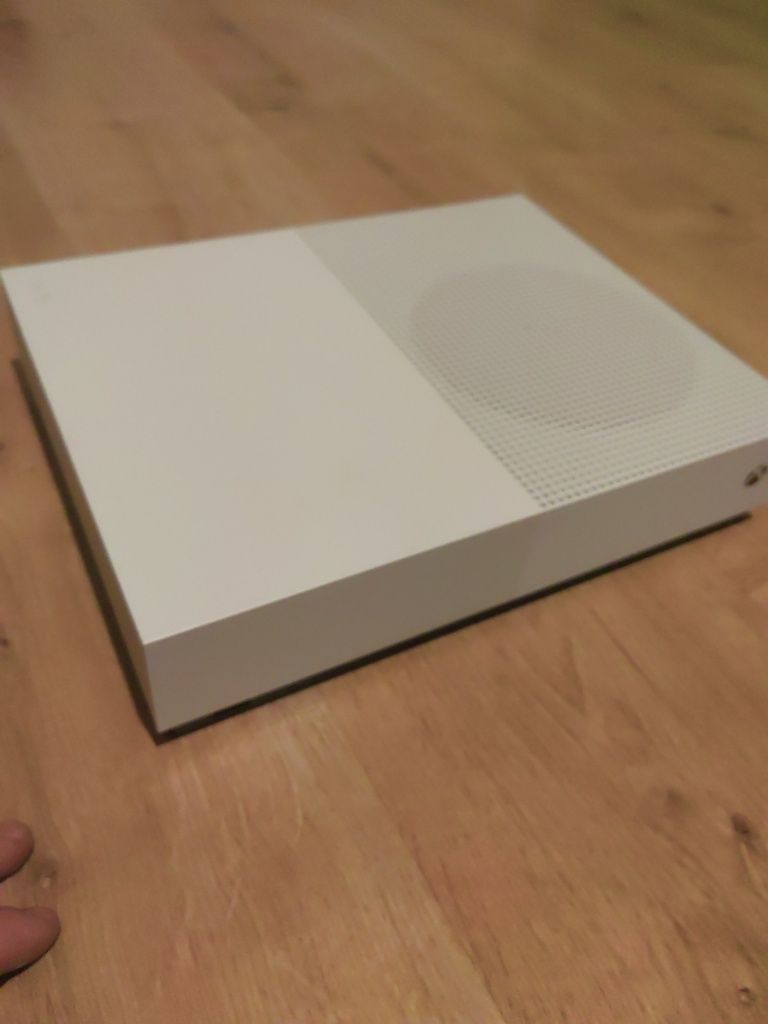 Sprzedam konsole Xbox one s all digital 1 tb w stanie idealnym