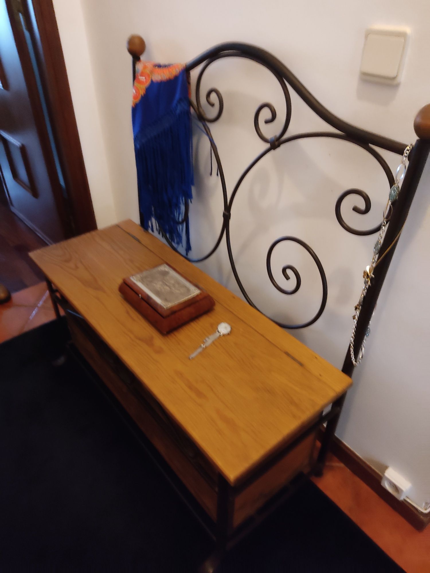 Vendo banco com arrumação para desocupar