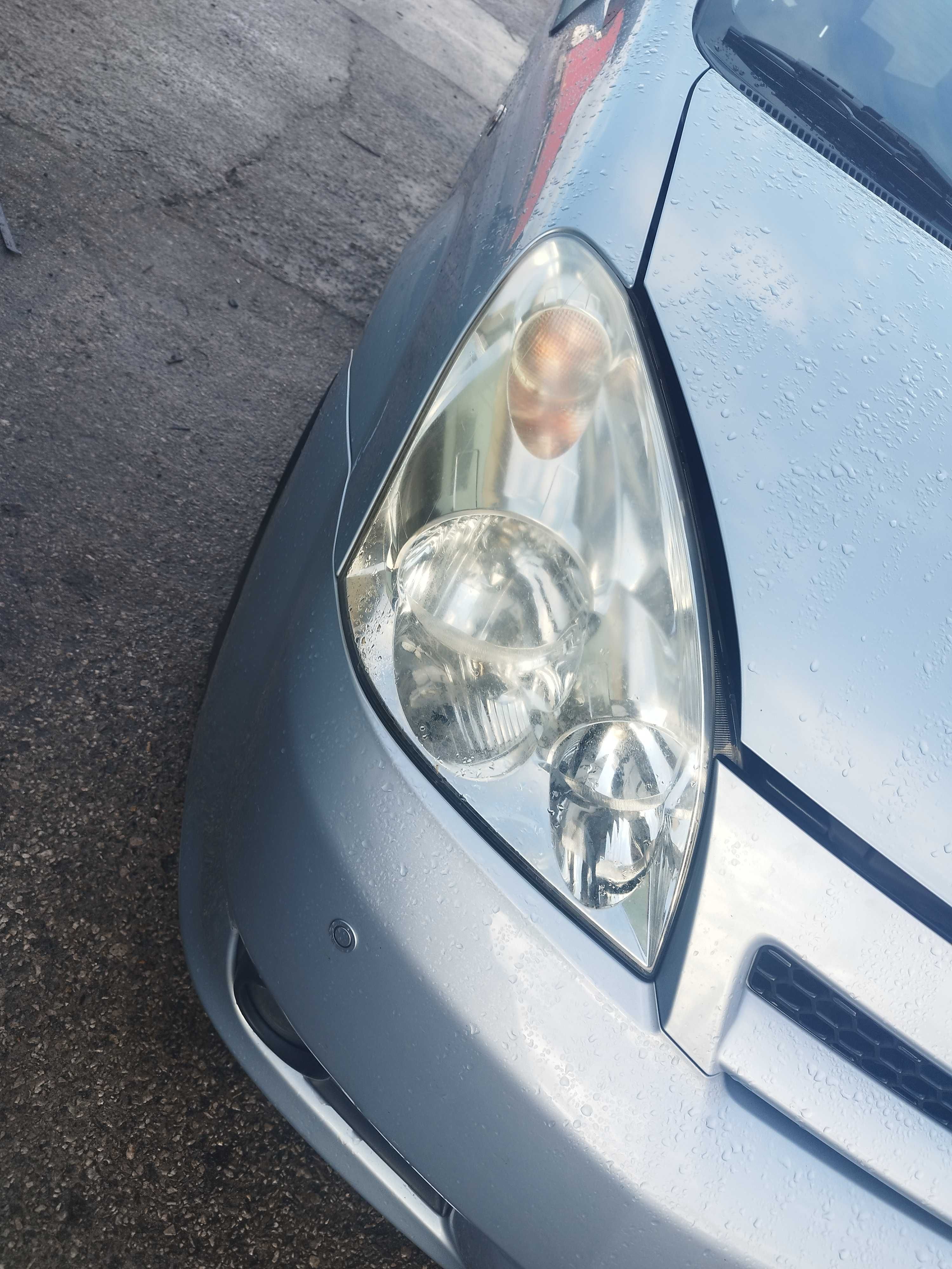 Lampa przód przednia prawa Toyota Corolla Verso II EU