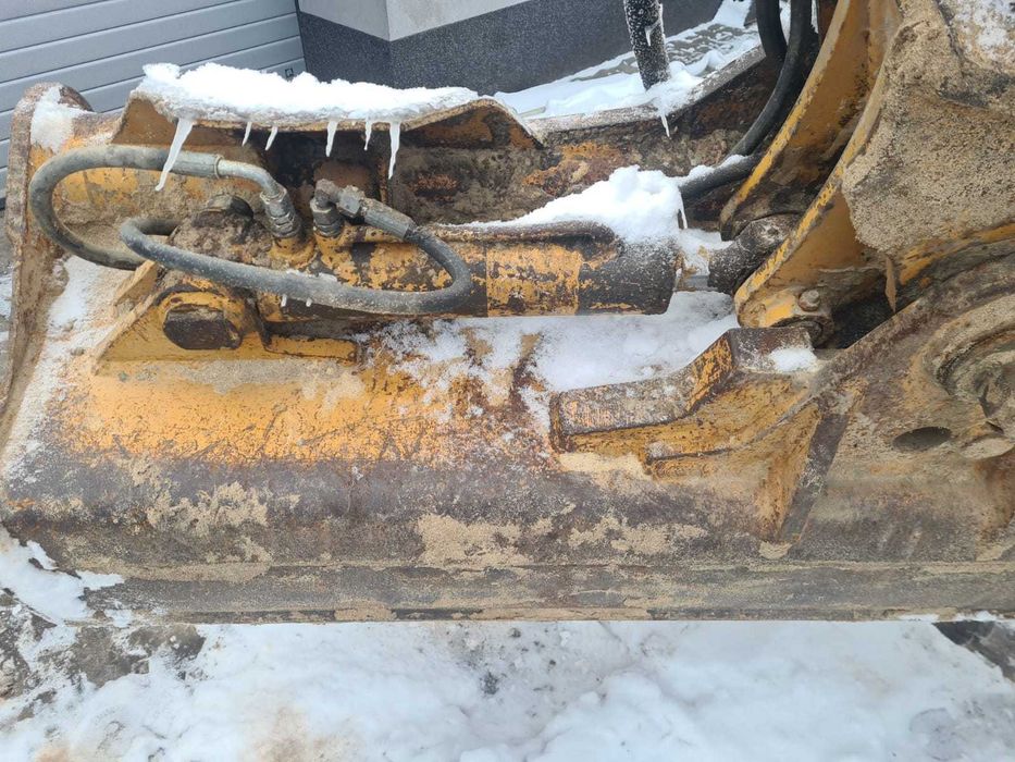 Łyżki  do koparki Hitachi oryginalne.