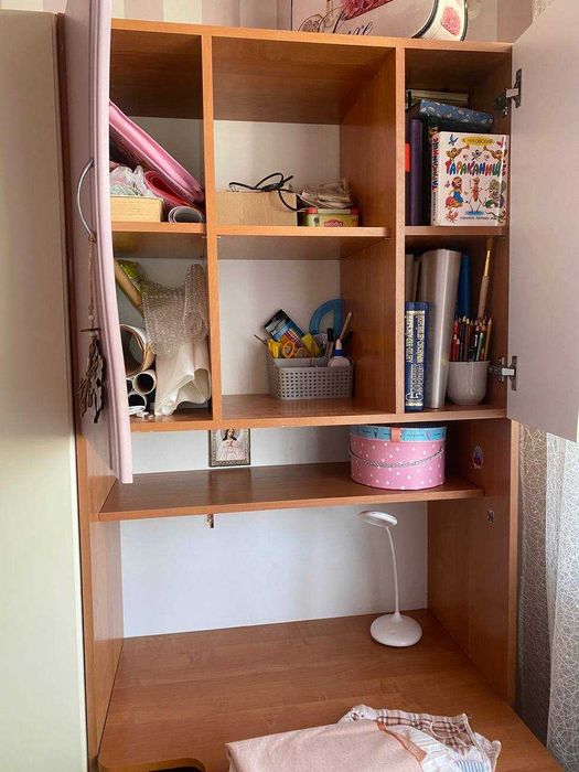 Меблі у дитячу кімнату.  Комп'ютерний стіл.  Куточок школяра.