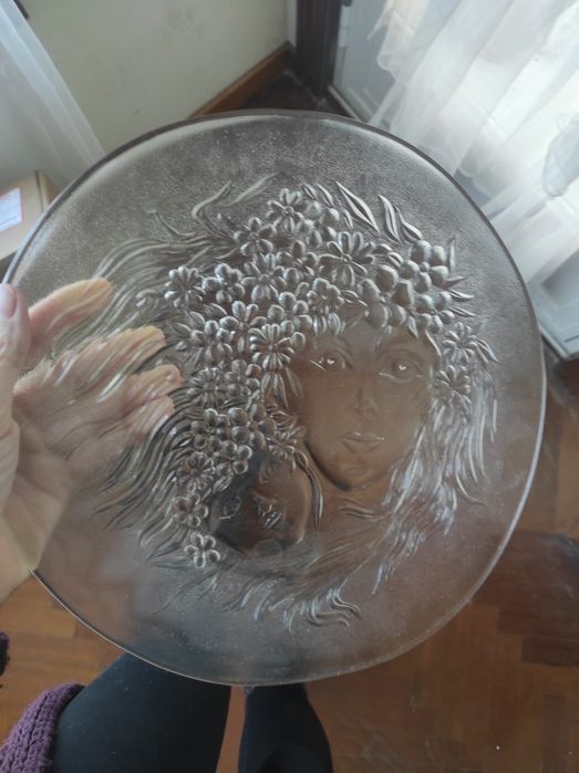 Prato da mãe relevo no exterior do prato