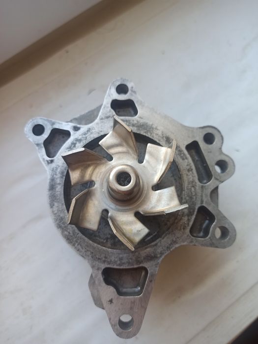 Насос водяний (помпа) на Geely EMGRAND EC7  Б/У