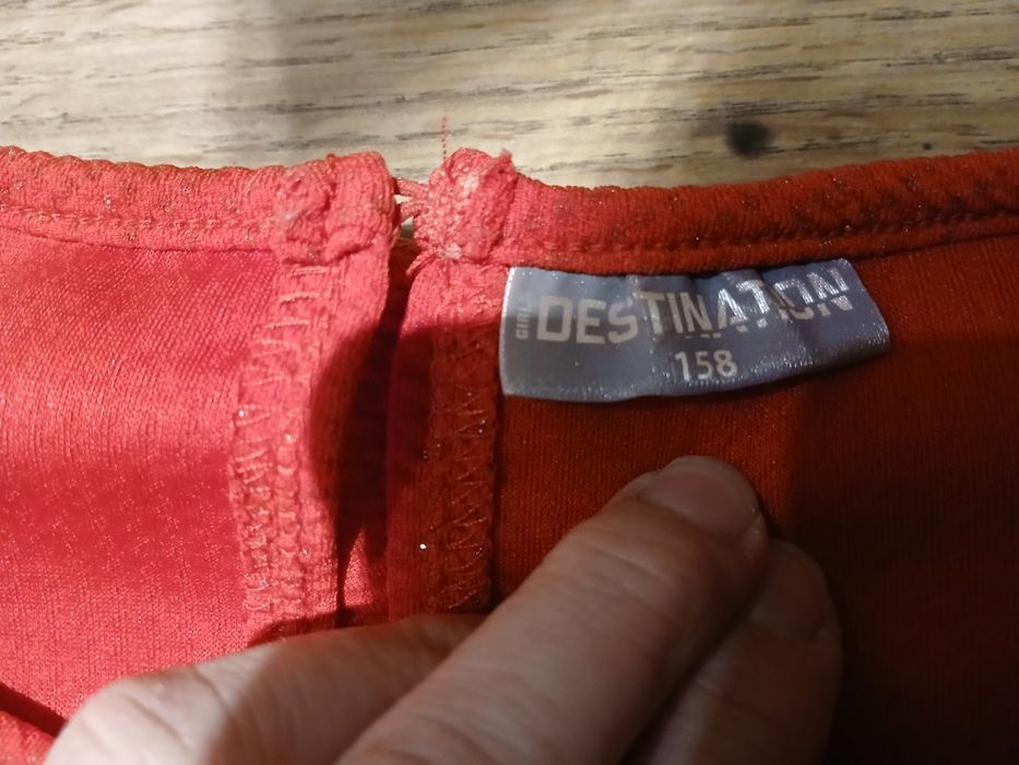 Czerwona błyszcząca sukienka