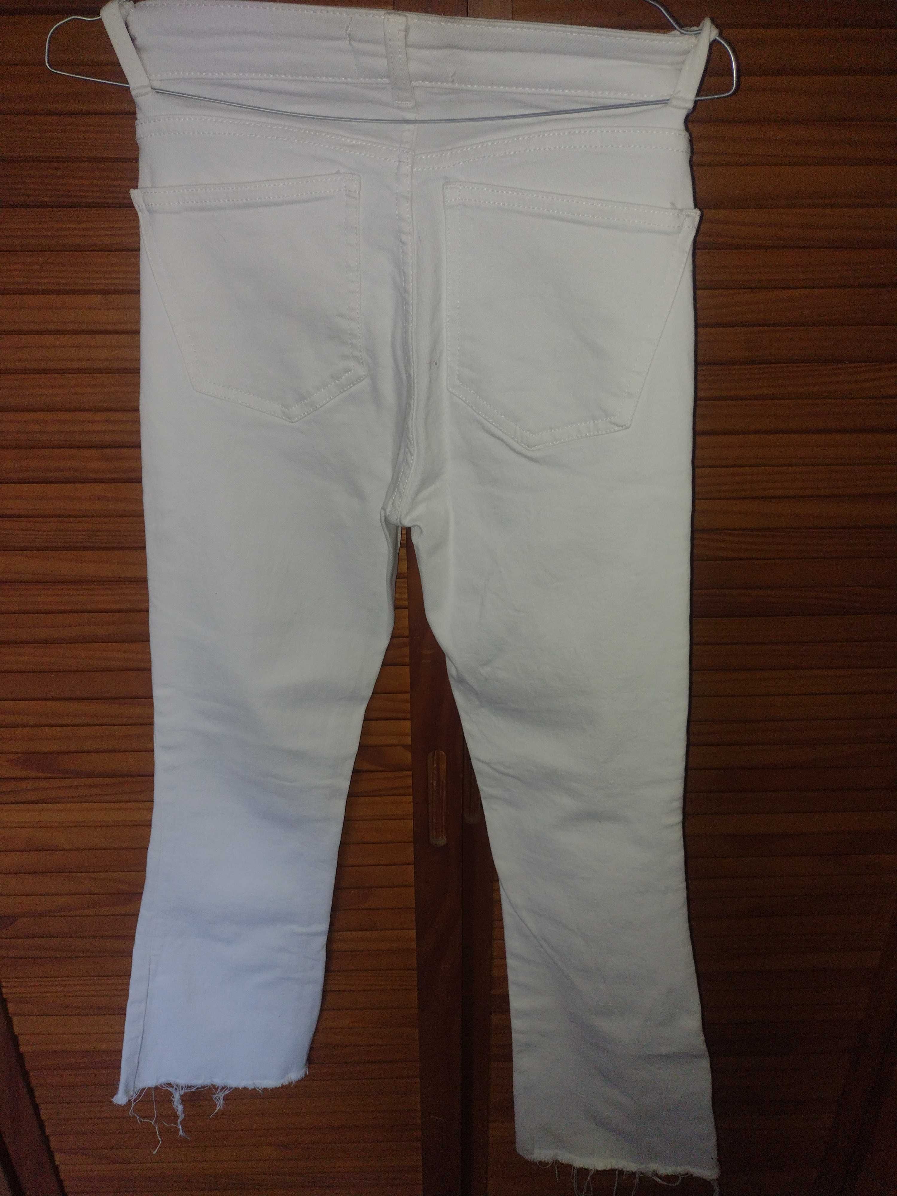 Calça jeans em branco