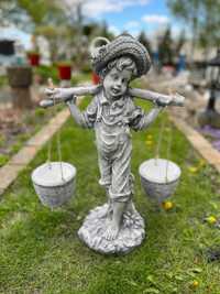Chłopiec lub dziewczynka z wiadrami, nosiwoda figura ogrodowa