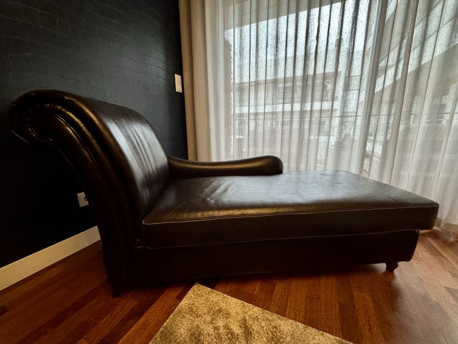 Chaise Longue em pele; estilizada, castanha escura presponto bege