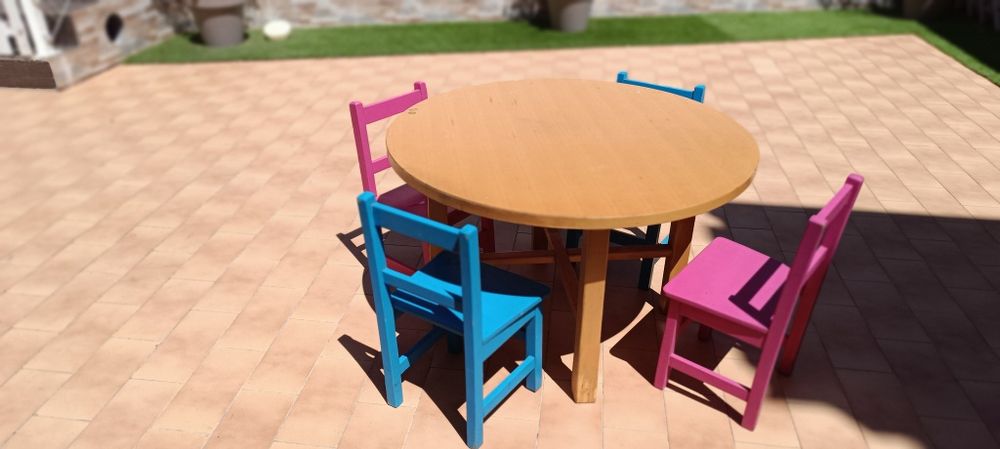 Mesa e cadeiras criança.