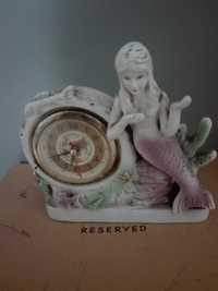 Porcelanowa figurka z zegarem