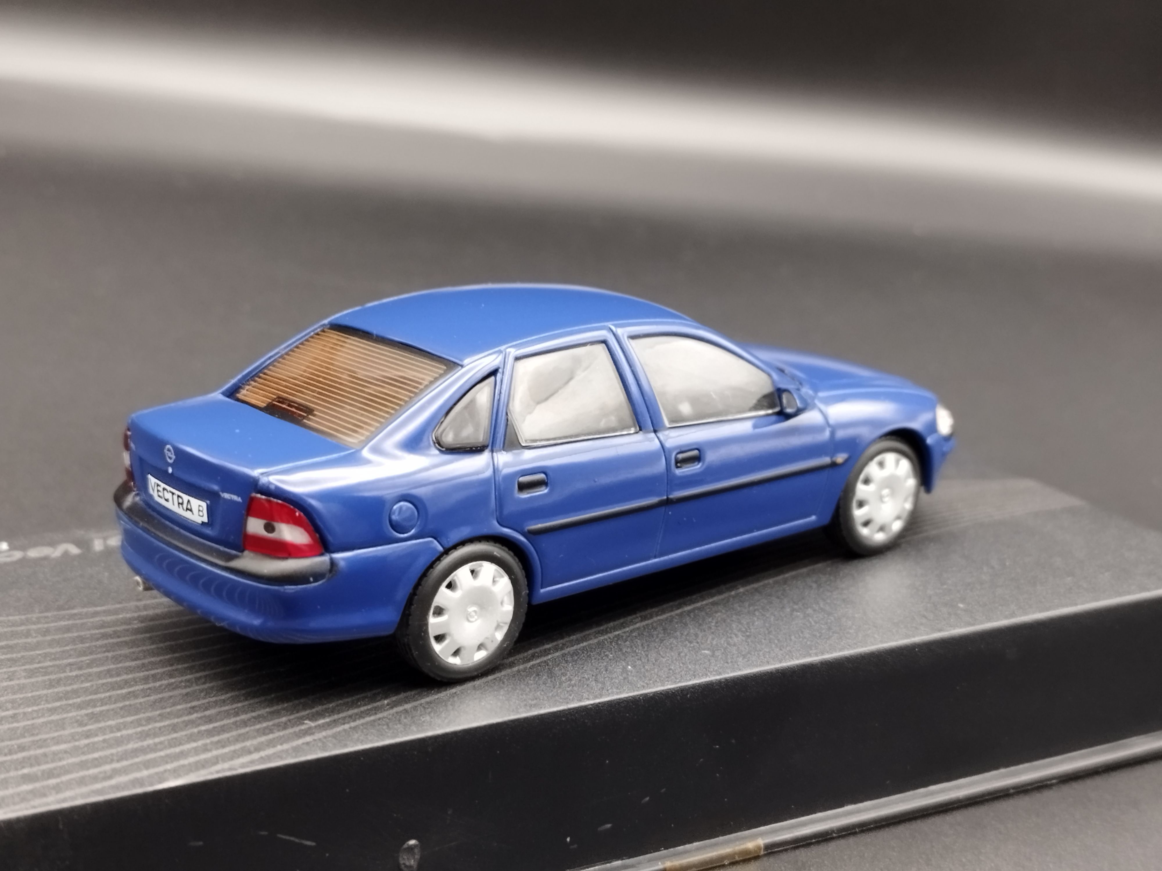 1:43 Opel Collection Vectra B  model używany