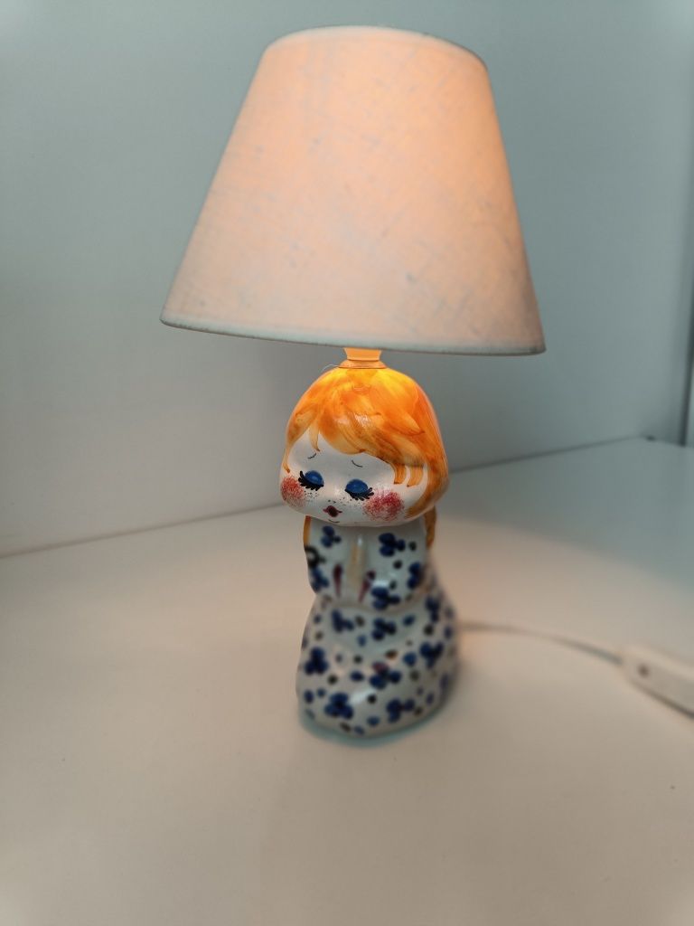 Mała lampka z ceramiczną podstawą