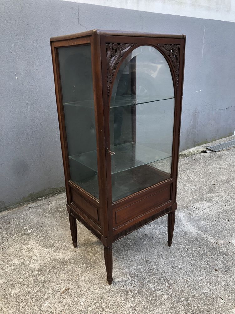 Elegante vitrine em madeira maciça , fundo forrado a napa