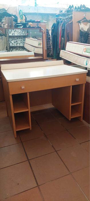 Secretaria em madeira e branco