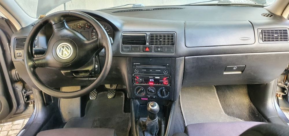 Vendo meu golf 2001 edição 25 anos estou a rertona ao meu país