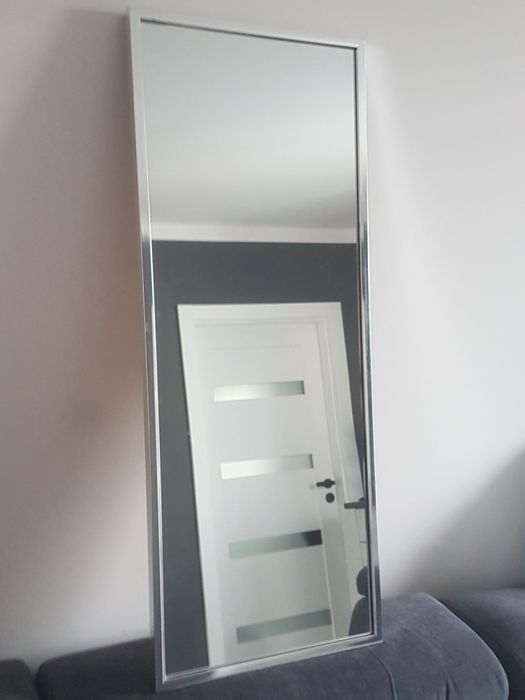 Lustro wiszące w srebrnej ramie