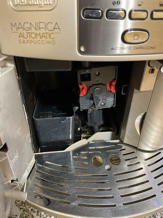 Delonghi Magnifica ESAM3500 з молочною системою