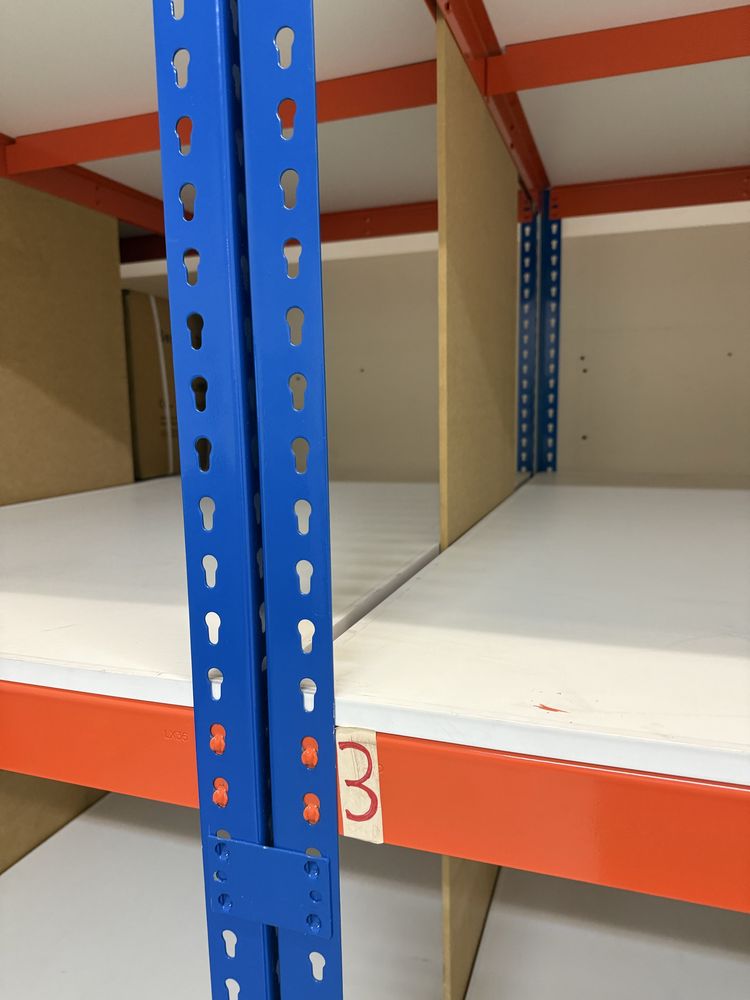 Estante com estrutura metalica