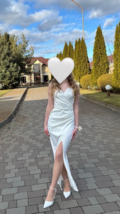 Біла сукня , s-розміру