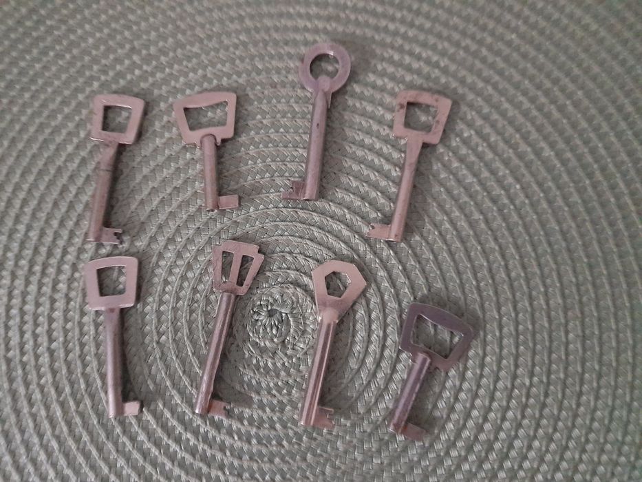 Zestaw 8 kluczy meblowych z okresu Prl-u