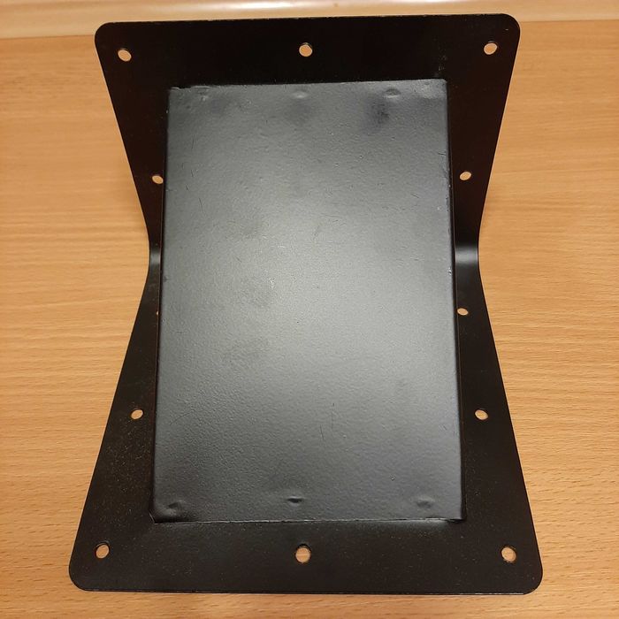 Czarne, narożne, metalowe rączki  do kolumn estradowych.