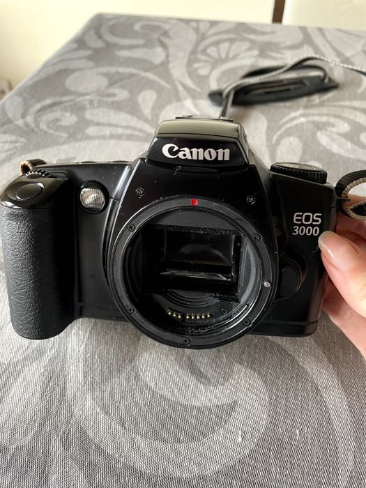 Máquina analógica Canon EOS 3000 + lente 35-80mm (kit completo)