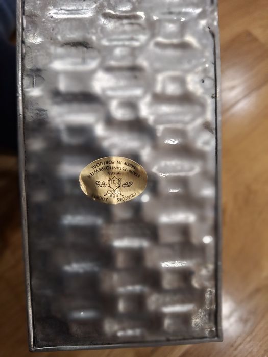 Suporte para garrafa em estanho