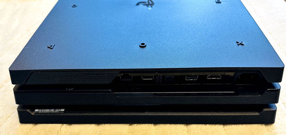 PS4 Pro, 1TB + 3 джойстика + 13 игр (состояние 10/10)
