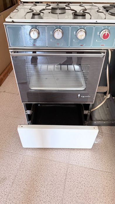 Fogão a gás e elétrico com forno