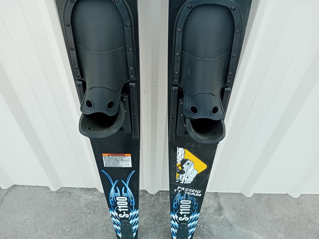 Ski náuticos em bom estado