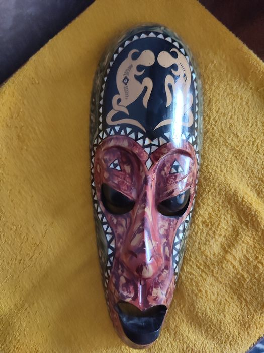 Продаю маску. ручной работы .и декоративную настенную тарелку..торг