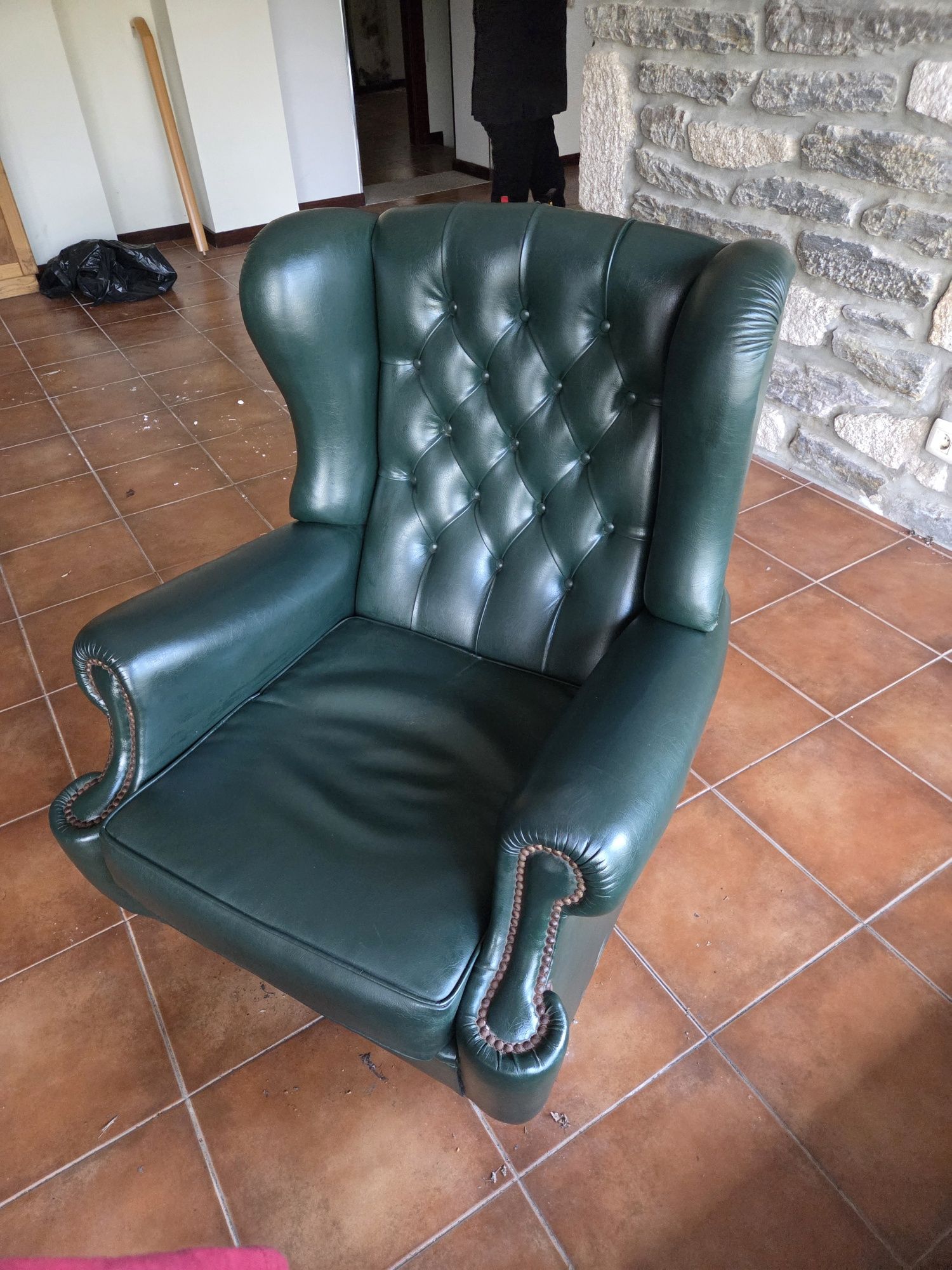 Poltrona em napa de cor verde
