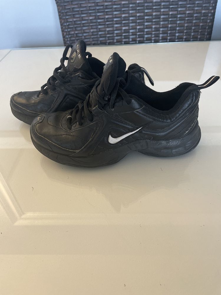 buty  NIKE  35,5 czarne