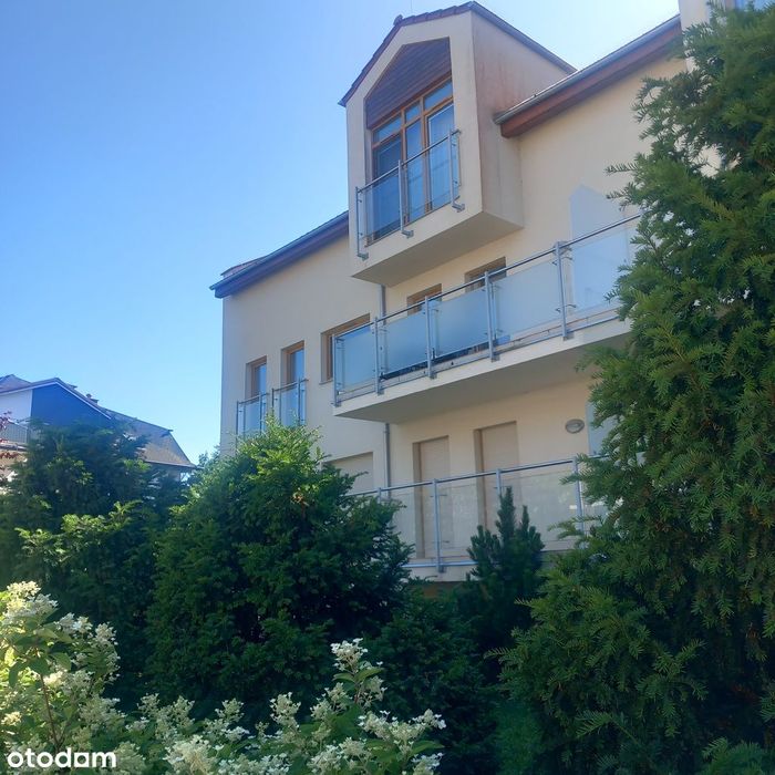 Wyposażone mieszkanie z parkingiem i piwnicą 600 m od plaży, w lesie