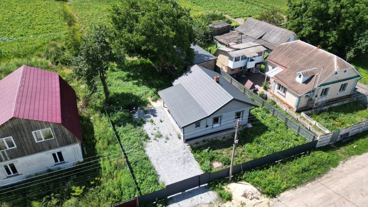 Повністю автономний будинок, в тихому місці не подалік Києва. Ціну зни