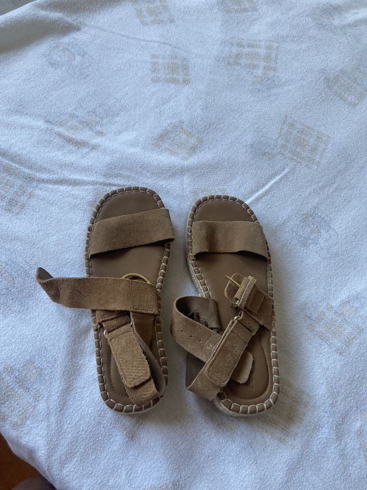 Sandalias de menina