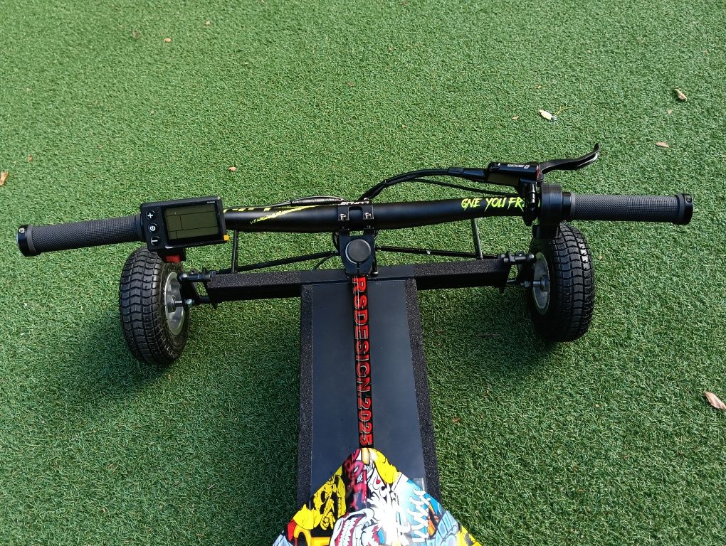 Triciclo elétrico ideal para crianças dos 5 aos 12 anos.
+ 30 KLM de a