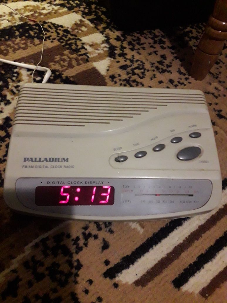Радіоприймач з будильником