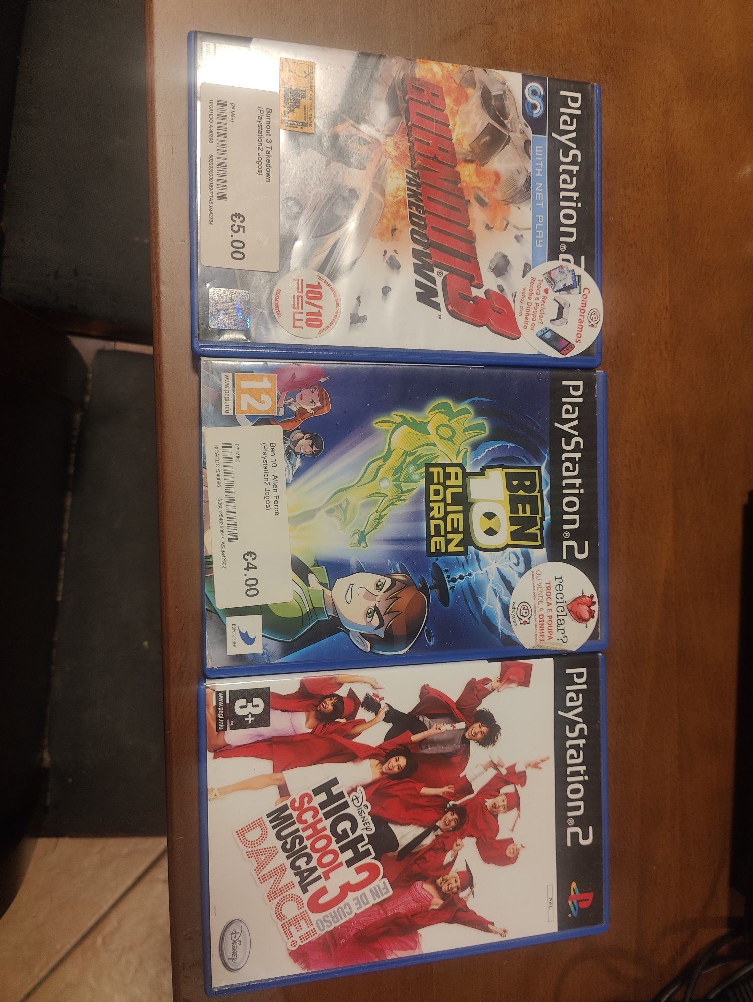 PlayStation 2 Slim. Com comando, cabos, 2 cartões de memória 3 jogos.