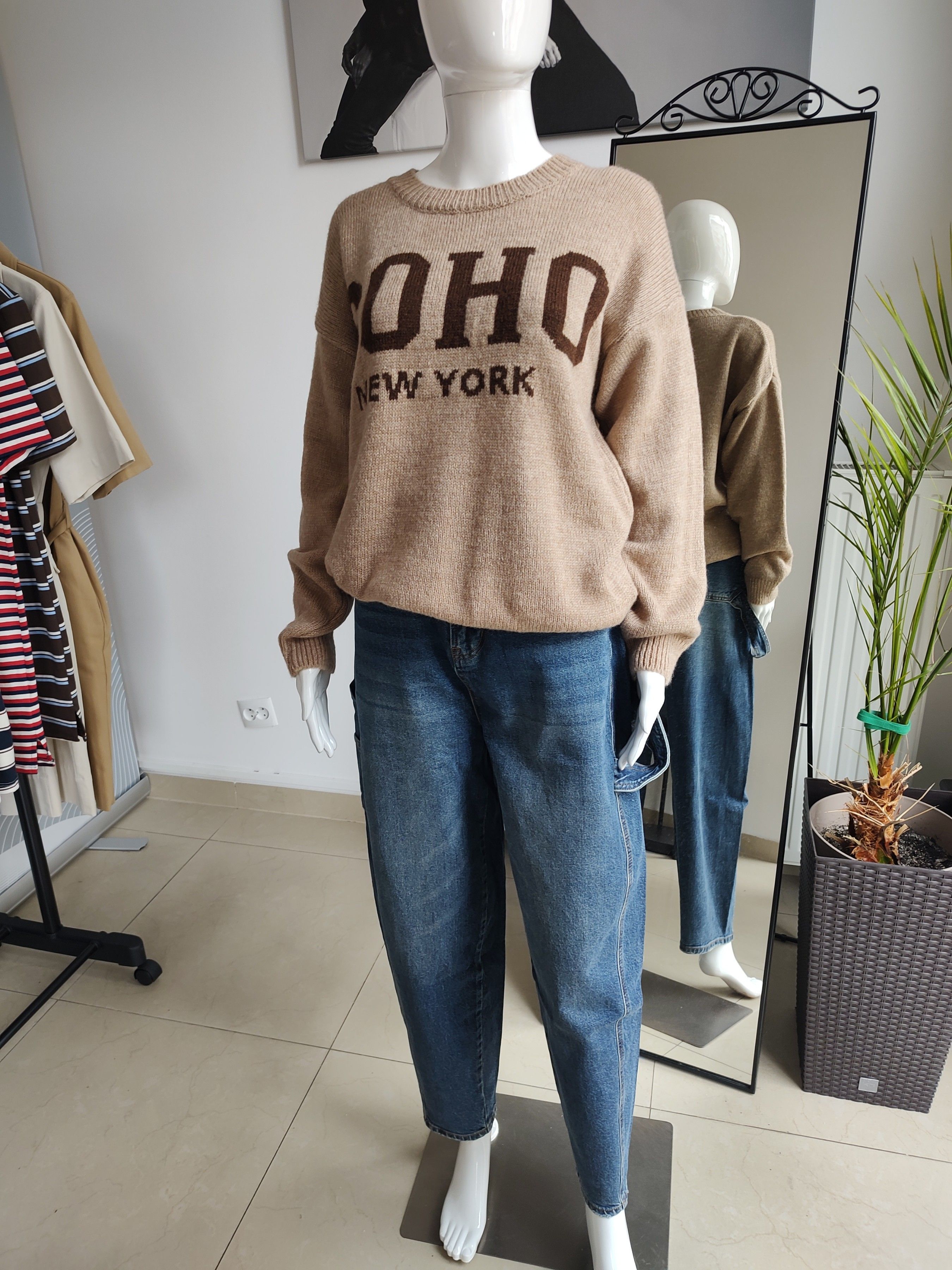 Sweter z napisem Soho - camelowy One size Azara