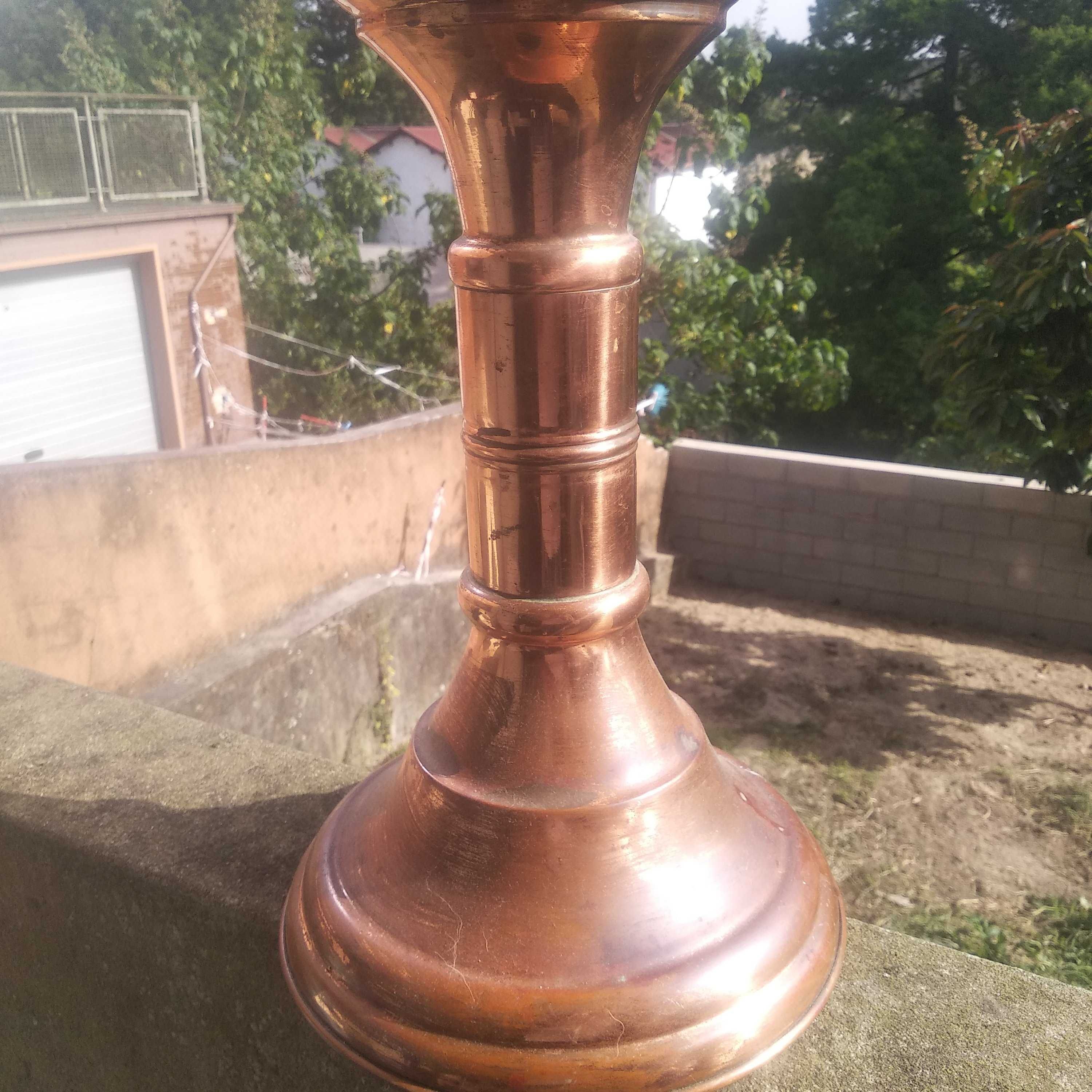 Vasos em cobre com pé alto