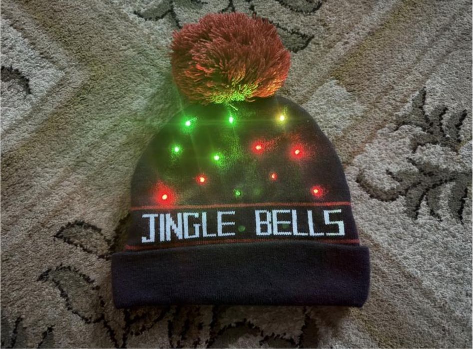 В'язана світяща шапка з новорічним візерунком,