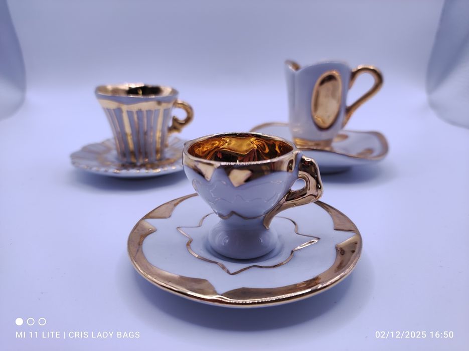 Conjunto de três mini chávenas de coleção douradas em Porcelana